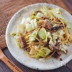 味付け不要！サバ味噌缶とキャベツの和風パスタ