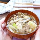 少ない材料で時短豚汁！きのこと豆腐の具沢山豚汁