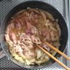 鍋で煮るだけ☆ごはんが進む簡単豚丼。の工程2
