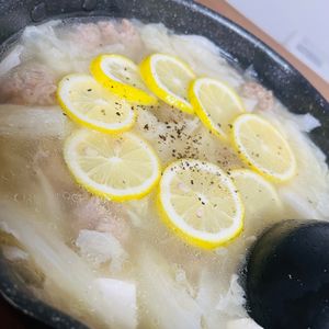 ちっぴの作ってみた!投稿(豚団子と白菜のさっぱりレモン鍋)