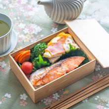 後片付けラクラク！【塩ざけとパッタンハムエッグの彩り弁当】