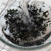 切ってあえるだけ♪【新玉とツナとわかめのさっぱりあえ】の下準備