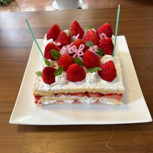 ヨウコばぁばの作ってみた!投稿(苺のスクエアケーキ)