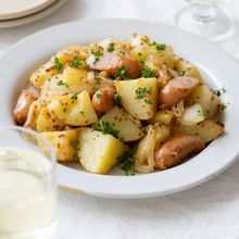 レモンバターが爽やか♩新じゃがと新玉ねぎのジャーマンポテト