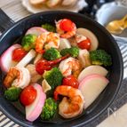【エビとかまぼこのアヒージョ】鶏肉も入れた豪華アヒージョ