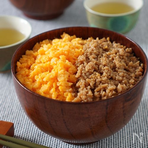 きめ細やかな鶏と玉子のそぼろ丼