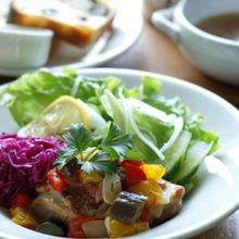 お手軽下味で柔らかチキンのラタ風野菜添え