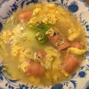 たりおの作ってみた!投稿(【ちぎりレタスとウインナーの卵スープ】ちぎって包丁不要♬)