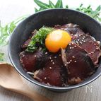 【韓国風カツオのたたき丼】ピリ辛やみつきだれ！