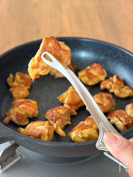 お肉をつかんでいるスマートキッチントング