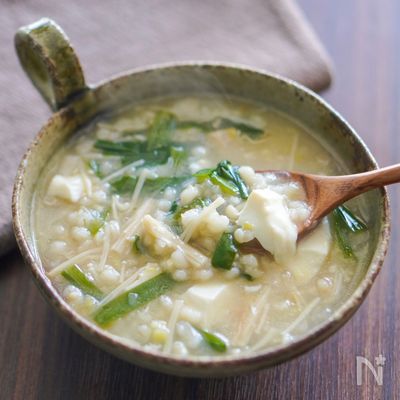 【食感が美味しい!】えのきと豆腐ともち麦のスープ