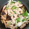 鶏むね肉で節約・美味しい！小松菜と鶏の台湾風コク旨炒めの工程4