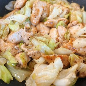 かなっちの作ってみた!投稿(ワンパン10分！【鶏むね肉とキャベツのぺペロン炒め】)