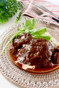 圧力鍋で＊牛すね肉の赤ワイン煮込み