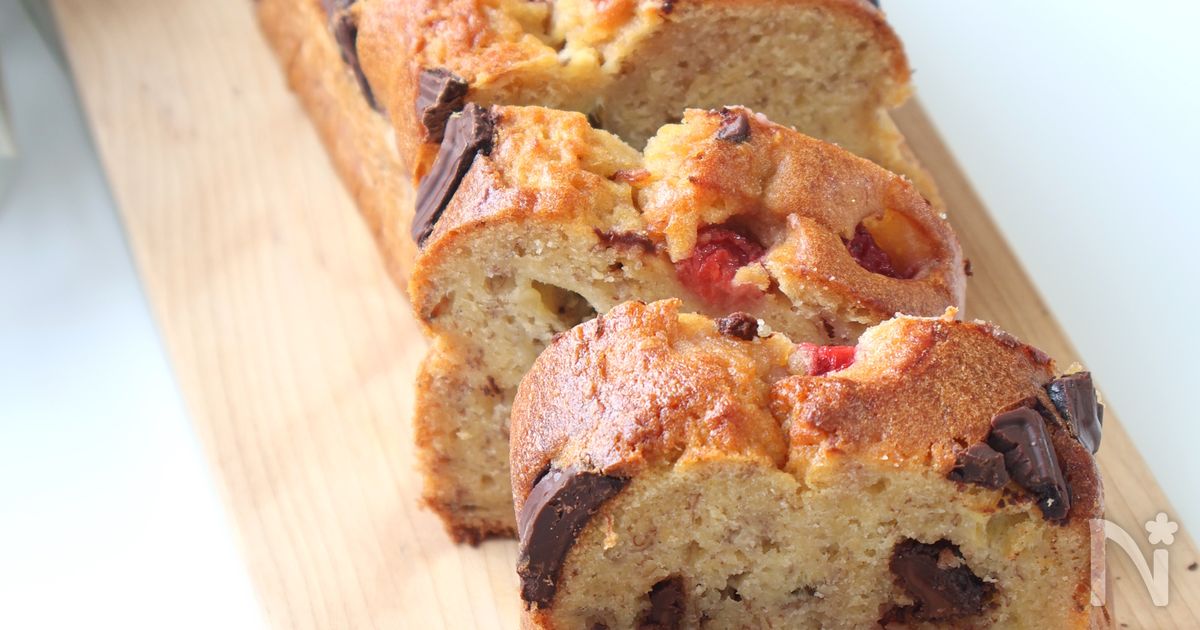 焼くまで5分・簡単混ぜるだけ！チョコバナナといちごのケーキ