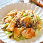 ご飯が進む！コク旨♡【鮭とキャベツのにんにく味噌バター炒め】