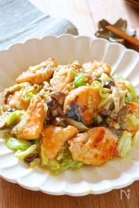 ご飯が進む!コク旨♡【鮭とキャベツのにんにく味噌バター炒め】