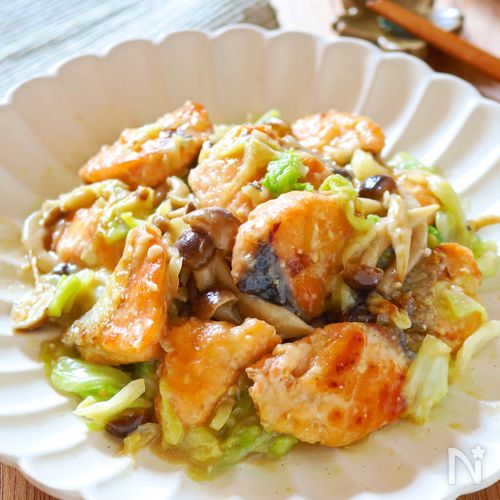 ご飯が進む!コク旨♡【鮭とキャベツのにんにく味噌バター炒め】