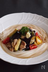 太陽をいっぱいあびた野菜を楽しむ！夏野菜の焼きびたし素麺♪