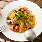【旨味でよだれが止まらない】サーモンときのこの和風パスタ