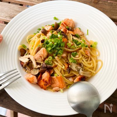 【旨味でよだれが止まらない】サーモンときのこの和風パスタ