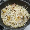 豚肉とエリンギ、もやしのとろ〜りピリ辛炒めの工程3
