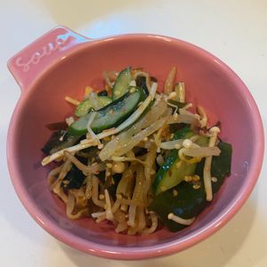 みわの作ってみた!投稿(レンジでOK《もやしとえのきとわかめ♡腸活サラダ》)