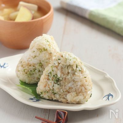やみつき！ごま油香る青のりとおかかのおにぎり