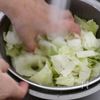 【ポリ袋で簡単】キャベツと大葉のだし漬けの工程1