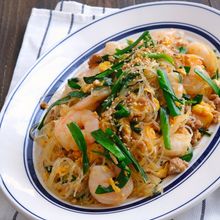 むき海老とひき肉のニラ玉春雨炒め