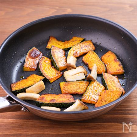 フライパンでかぼちゃとエリンギを焼く