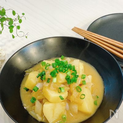 フライパンde簡単♡新じゃが&新玉ねぎのガリバタ醤油煮
