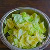 春きゃべつと牛こまの塩こんレモンマヨ炒めの工程1