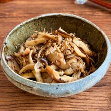 ごはんがすすむ♪【3種きのことちくわの甘辛きんぴら】
