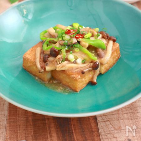 アテに 厚揚げ焼きのきのことピーマンのめんつゆバターあんかけ By 旬食料理研究家 久保 たかひろ レシピサイト Nadia ナディア プロの料理家のおいしいレシピ