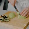 【10分でできる野菜の副菜】鶏ささみとアボカドの柚子胡椒和えの工程2