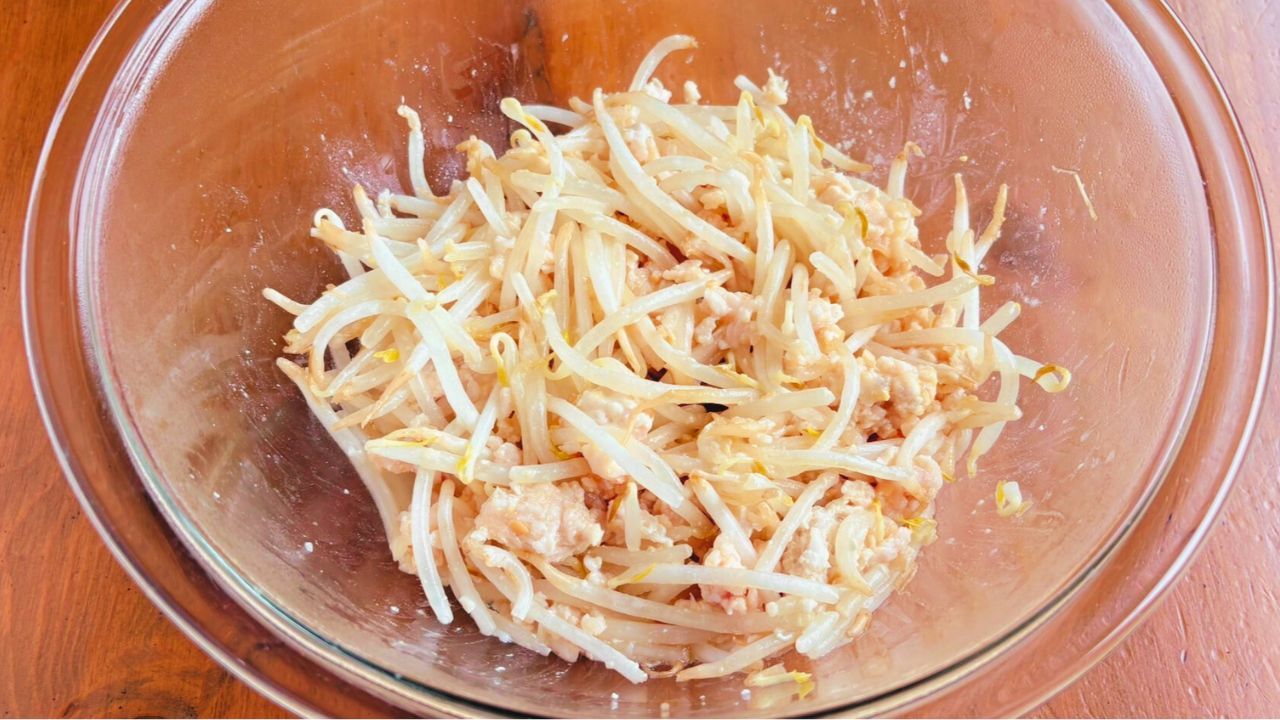 こく旨！節約にもなる「味噌バタ鶏もやし」 | レシピサイトNadia
