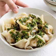 ぷりもち食感がクセになる！えびとれんこんの水餃子