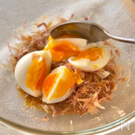 ボウルに調味料を入れて混ぜ、ゆで卵を和える