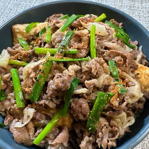 楽ラク手抜キッチン🐶🐾の作ってみた!投稿(厚揚げたっぷり《こってり♡すき焼き丼》)