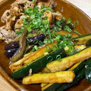 ともとらの作ってみた!投稿(【ご飯が超合う】豚こま肉と茄子ズッキーニのさっぱりオイ照り)