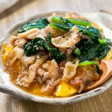 ワンパンでつくる！⟡【豚肉と小松菜のとろたま中華丼】