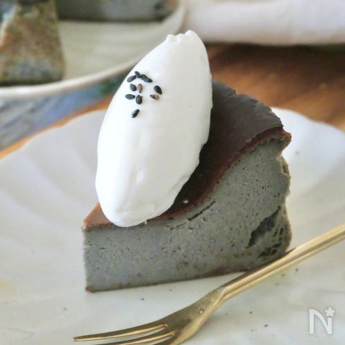 混ぜて焼くだけ【黒ごまバスクチーズケーキ】