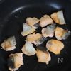 ご飯が進む！コク旨♡【鮭とキャベツのにんにく味噌バター炒め】の工程3