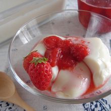 ふるふる揺れる♪いちごソースの豆花風プリン。