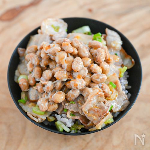 やみつき間違いなし!ガッツリ食べよう!豚バラ納豆丼