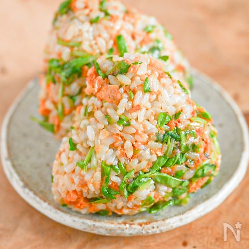 火を使わない!子どもが喜ぶ!豆苗とチーズのおかかおにぎり