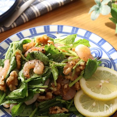 癖になる味♡むき海老とサラダほうれん草のエスニックサラダ