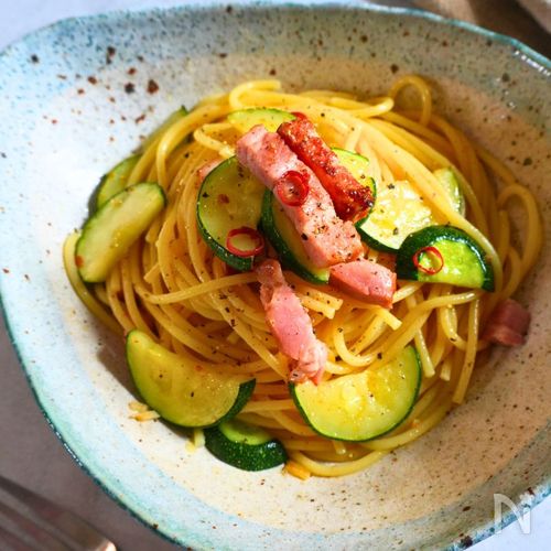 白だしで簡単！ズッキーニとベーコンの和風ペペロンチーノ