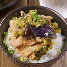 【ご飯に乗せたい】豚こま肉と茄子ゴーヤの甘辛味噌炒め